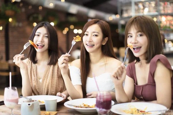 Groep van gelukkige vrienden met diner in het restaurant — Stockfoto
