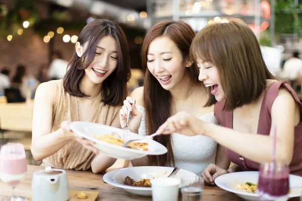 Grupo de amigos felizes jantando no restaurante — Fotografia de Stock