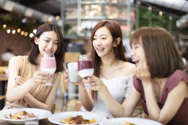 mutlu Arkadaşlar Tost ve Clink ile Restoranda Kutlayın