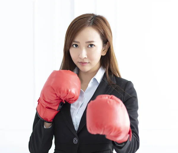 Νεαρή επιχειρηματίας φορώντας γάντια πυγμαχίας έτοιμη να πολεμήσει — Φωτογραφία Αρχείου
