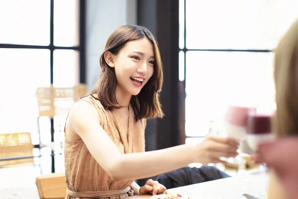 Amigos felizes Comemore com brinde e link no restaurante — Fotografia de Stock