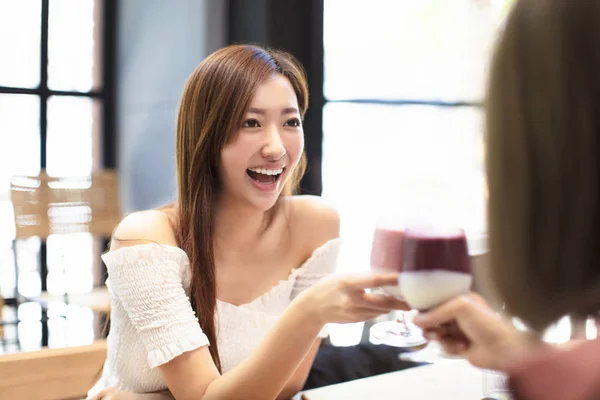 Glada vänner firar med toast och Clink i restaurang — Stockfoto