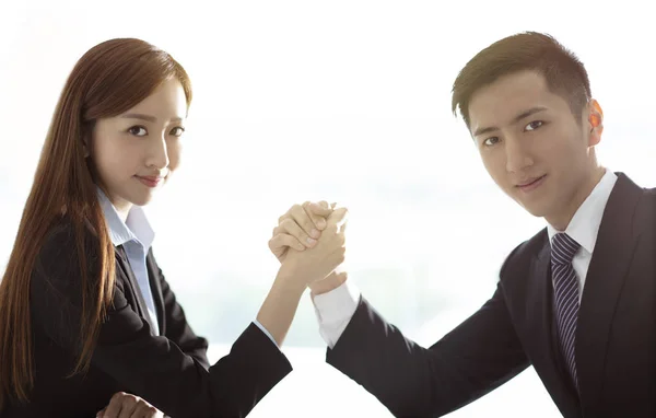 Business woman VS business man arm wrestling — Stock Photo, Image