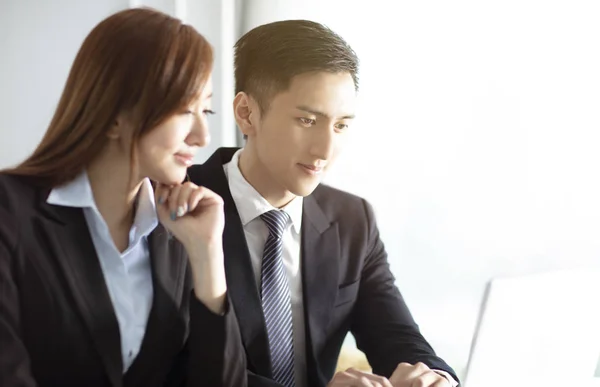 Business man en vrouw werken samen in vergaderruimte — Stockfoto