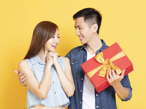 Mladý muž dává dárek pro svou přítelkyni — Stock fotografie