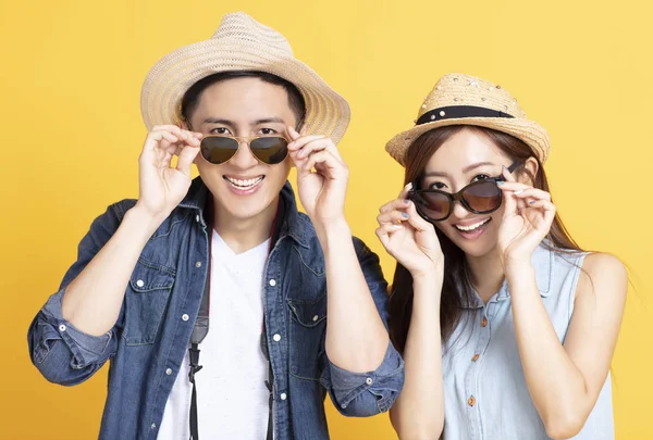 Счастливая азиатская пара в летней повседневной одежде и солнечных очках — стоковое фото