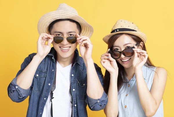 Heureux asiatique couple en été casual vêtements et lunettes de soleil — Photo