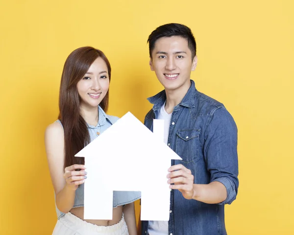 Joven pareja mostrando casa signo para nuevo hogar conceptos —  Fotos de Stock