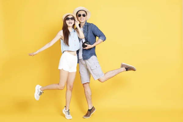 Full length of happy young Couple jumping and travel concept — Stock Photo, Image