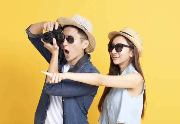 Feliz pareja asiática en verano ropa casual y tomar fotos — Foto de Stock