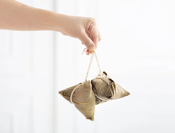 Ruka držící tradiční čínskou rýži knedlíky — Stock fotografie