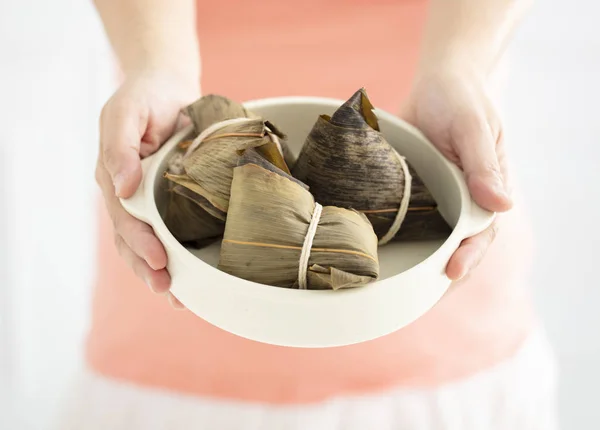 Hände zeigen traditionelle chinesische Reisknödel — Stockfoto