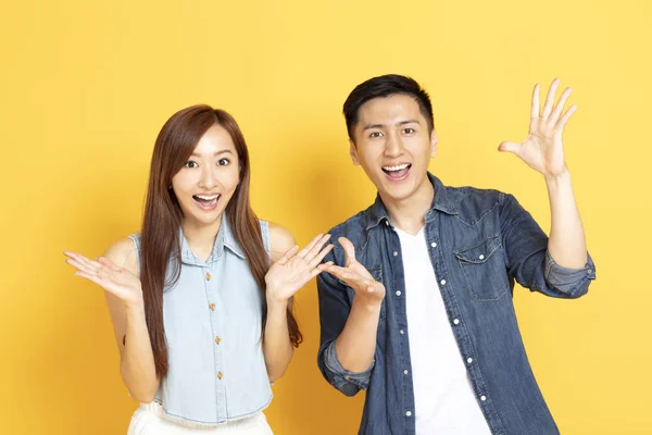 Sorpreso asiatico giovane coppia in estate casual vestiti — Foto Stock