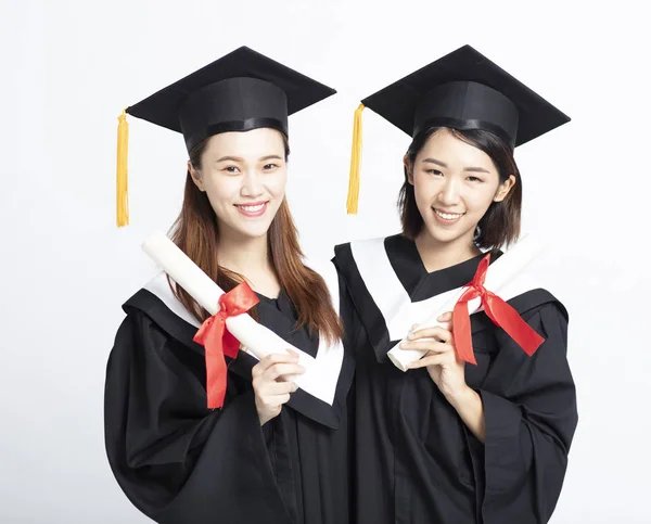 Vrouwelijke graduate studenten geïsoleerd op wit — Stockfoto
