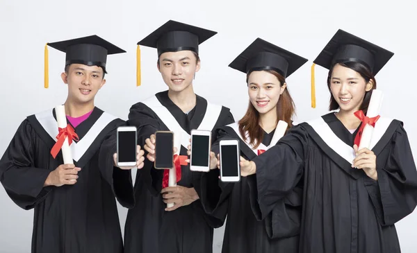 Studentengruppe zeigt Smartphone — Stockfoto