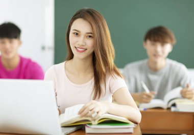 sınıfta okuyan kız öğrencilerin