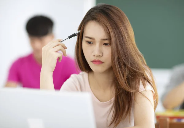 Kvinnliga studenter som tänker i klassrummet — Stockfoto