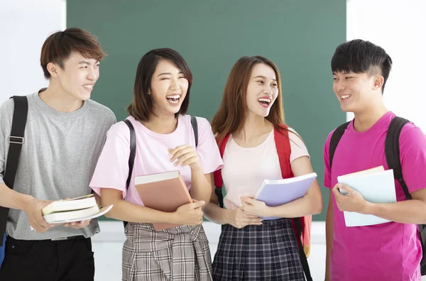 Grupp av högskolestudent i ett klassrum — Stockfoto