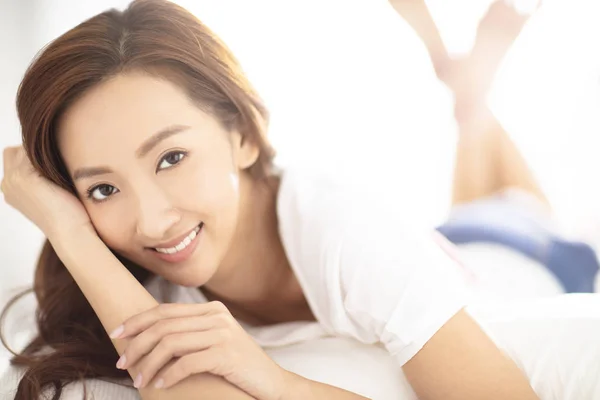 Κοντινό πλάνο νεαρή Ασίας χαμογελαστή γυναίκα στο κρεβάτι — Φωτογραφία Αρχείου