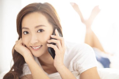 Evet genç gülümseyen kadın 