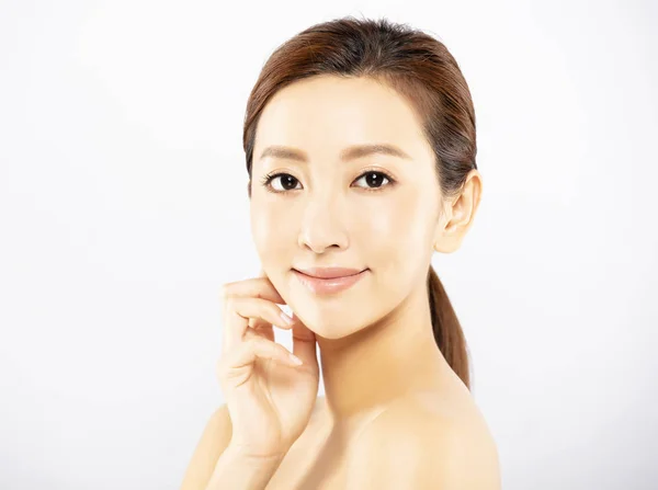 Närbild ung kvinna ansikte med makeup och ren hud — Stockfoto