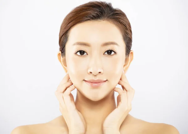 Крупным планом лицо молодой женщины с макияжем и чистой кожей — стоковое фото