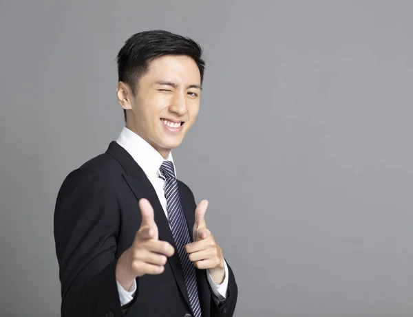 Porträt eines charmanten erfolgreichen jungen Geschäftsmannes — Stockfoto