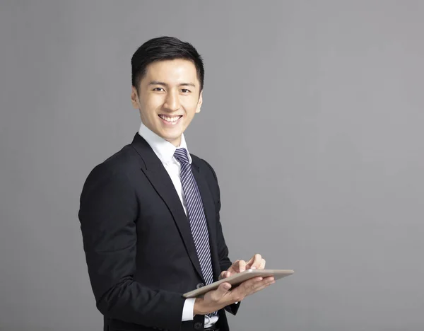 Young Business man Holding en het gebruik van Tablet PC — Stockfoto