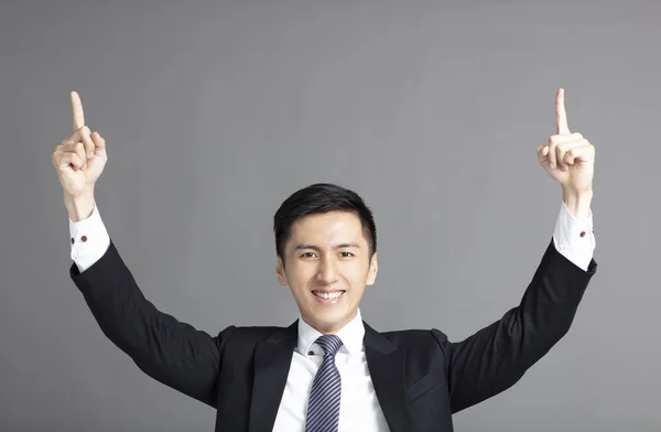 Uomo d'affari sorridente che punta verso l'alto — Foto Stock