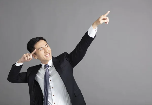 Sonriente hombre de negocios apuntando hacia arriba —  Fotos de Stock