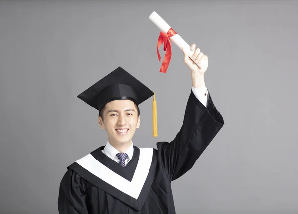 Wesoły młody absolwent student mężczyzna na białym tle — Zdjęcie stockowe