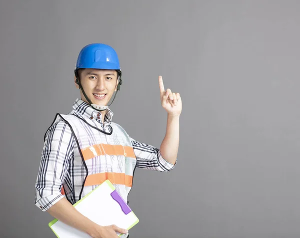 Усміхнений азіатський молодий чоловік будівельник — стокове фото