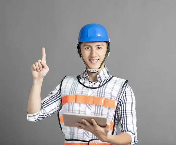 Leende asiatiska unga mannen byggnadsarbetare — Stockfoto