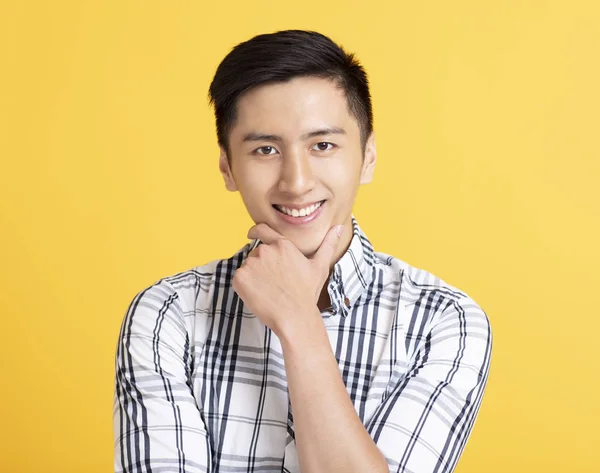 Retrato de un joven guapo sonriendo — Foto de Stock