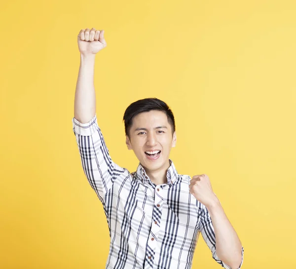 Felice giovane uomo che celebra la vittoria — Foto Stock