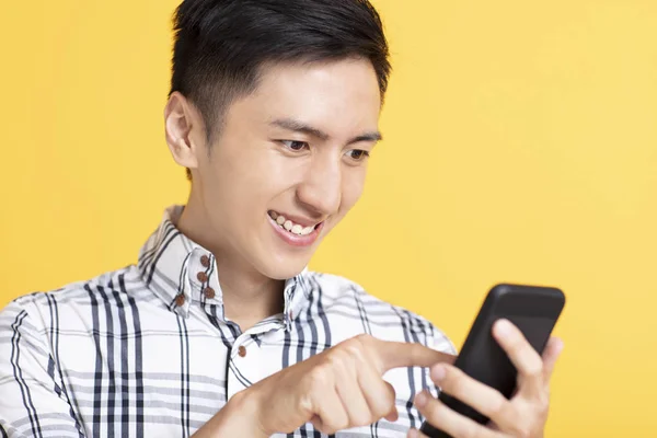 Knappe jongeman met behulp slimme telefoon — Stockfoto