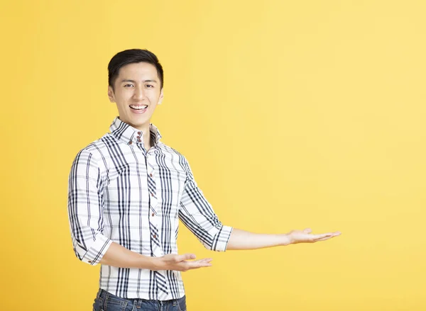 Primer plano guapo joven sonriendo — Foto de Stock