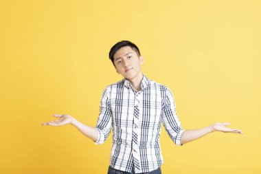 Kafası karıştı genç adam Shrugging