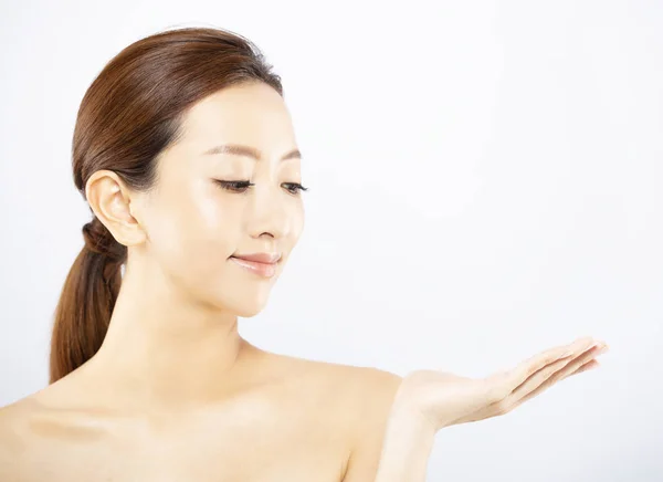Krása asijská žena zobrazující produkt na otevřeném skladě — Stock fotografie