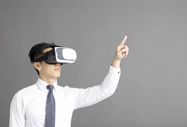 VR 고글에 젊은 사업가의 초상화 — 스톡 사진