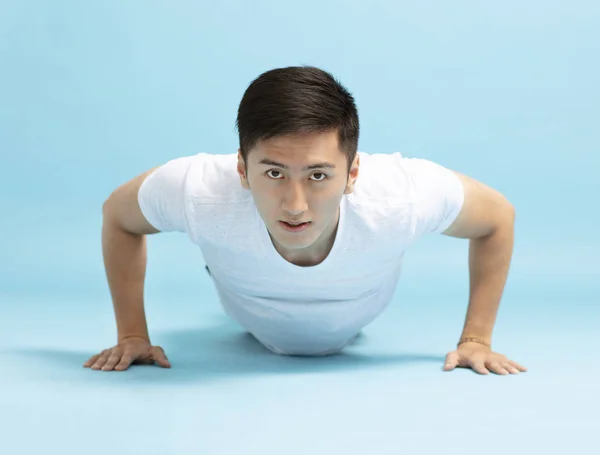 Retrato de un joven fitness haciendo push up — Foto de Stock