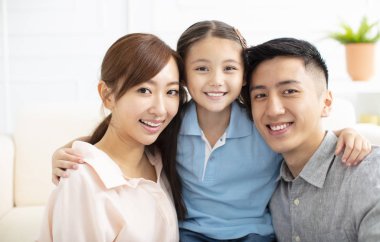 Mutlu ebeveynler ve çocuk birlikte eğleniyor