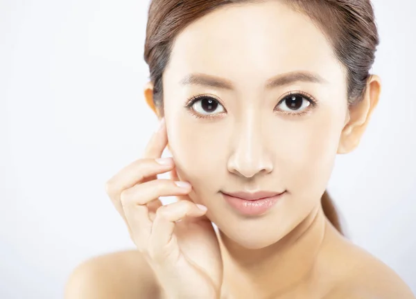 Close-up jonge vrouw gezicht met make-up en schone huid — Stockfoto