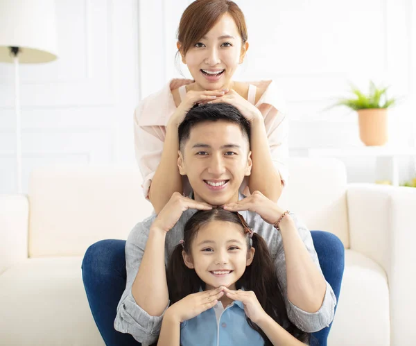 Lyckliga föräldrar och barn ha roligt tillsammans — Stockfoto