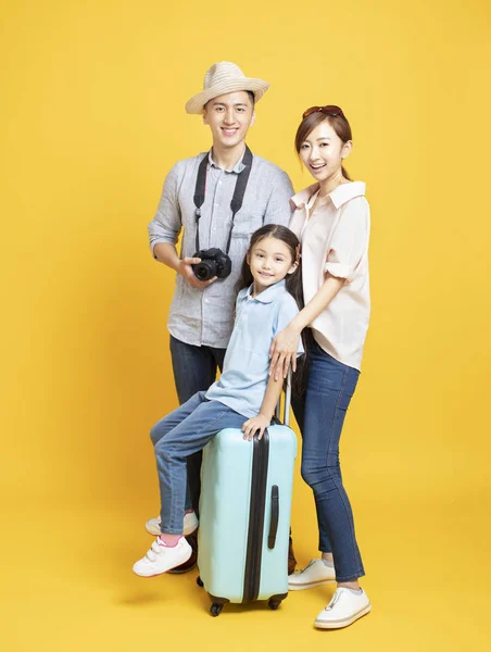 Familia feliz con la maleta va de vacaciones de verano — Foto de Stock