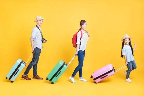 Familia feliz con la maleta va de vacaciones —  Fotos de Stock
