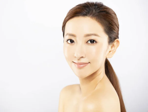 Primer plano joven cara de mujer con maquillaje y piel limpia —  Fotos de Stock