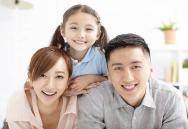 Mutlu aile ve çocuk birlikte eğleniyor