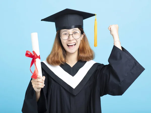 Felice successo laurea ragazza mani in su — Foto Stock