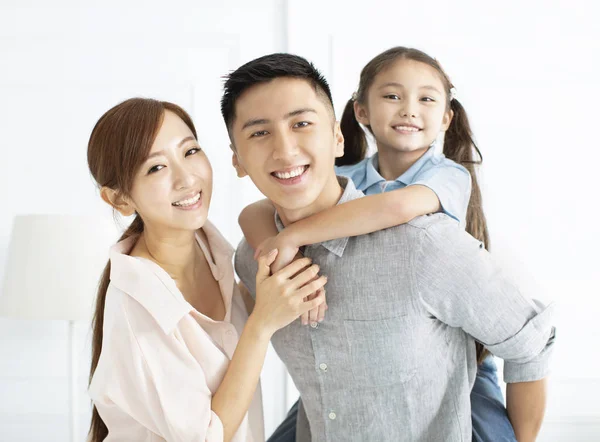 Familia feliz y niño divirtiéndose juntos —  Fotos de Stock